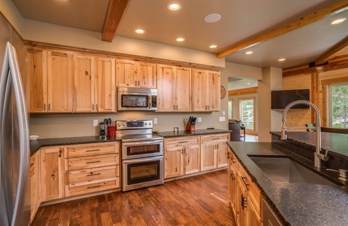 Leavenworth Cabin | Newly built lodge on the river, dog friendly cabin, sleeps up to 10 guests