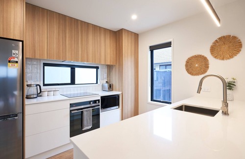 Saint Kilda Apartment | Newly built unit in St Kilda. Modern amenities