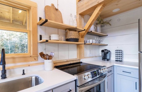 South Londonderry Cabin | Newly built Vermont secluded cabin retreat with AC and brand new Hot Tub!