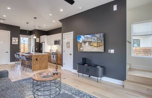 Chestnut House | Newly Constructed 2 BDRM I Work Remotely mins to DT/Airport/Top SXSW Spots!