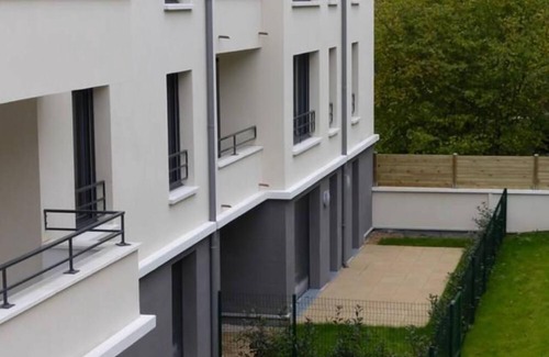 Saint-Cyr-l'Ecole Apartment | Newly furnished and ideally located between Versailles St Quentin en Yvelines