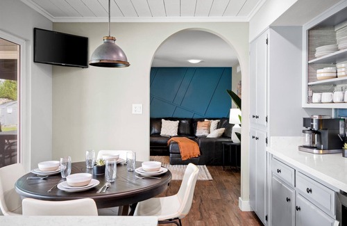 Glendale House | Newly Furnished | Sparkling pool | Sleeps 9