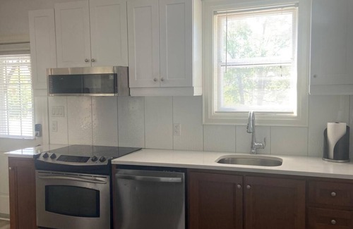 Niagara Falls House | Newly Listed 4-bedroom , 2 bath house with WiFi, AC 10 minute walk to the Falls!
