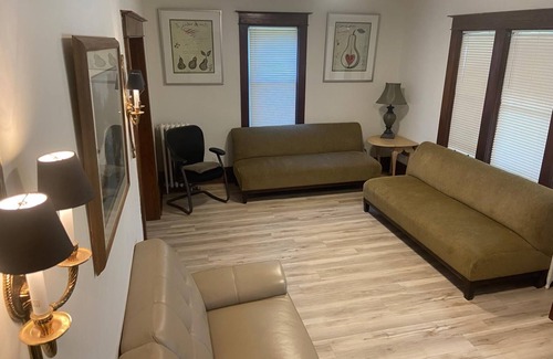 Niagara Falls House | Newly Listed 4-bedroom , 2 bath house with WiFi, AC 10 minute walk to the Falls!