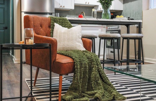 Wynnefield Heights Apartment | Newly Mid Century Modern Design King Bd Apt in Philadelphia, Private Parking