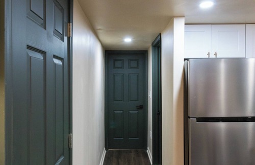 Wynnefield Heights Apartment | Newly Mid Century Modern Design King Bd Apt in Philadelphia, Private Parking