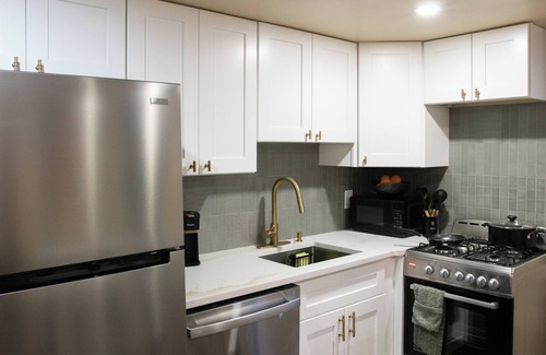 Wynnefield Heights Apartment | Newly Mid Century Modern Design King Bd Apt in Philadelphia, Private Parking