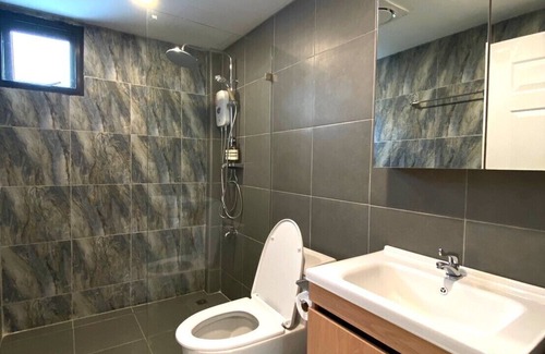 Phra Khanong Nuea House | Newly Renovated Entire House 4 Beds 4 Bathrooms BTS Ekkamai 9 people