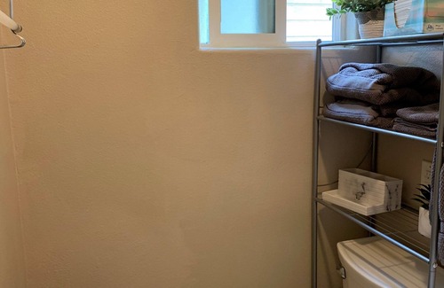 Azusa Apartment | Newly redone studio w/outdoor lawn & eating space