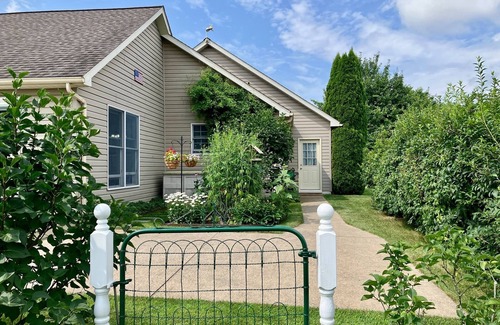 State College House | Newly refinished, close-by, comfortable