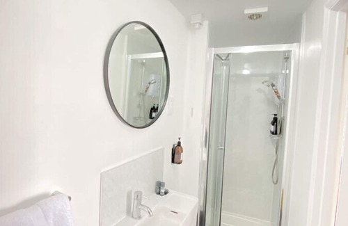 Hurstpierpoint House | Newly refurbished ensuite double room village location