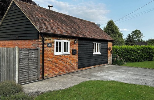 Willesborough Cottage | Newly refurbished Coach House. Close to transport hubs.