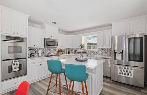 Allen House | Newly remodeled 5BR 3BA w/pool 16 ppl