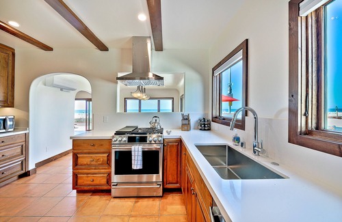 Mission Beach House | Newly Remodeled! 6BD Right on the Ocean Front Walk w/Beautiful Massive Rooftop Deck & Hot Tub, Steps away from the Sand!