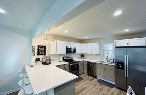 Toddville Road House | Newly Remodeled Clean Modern Home Near Uptown CLT, Airport & More!