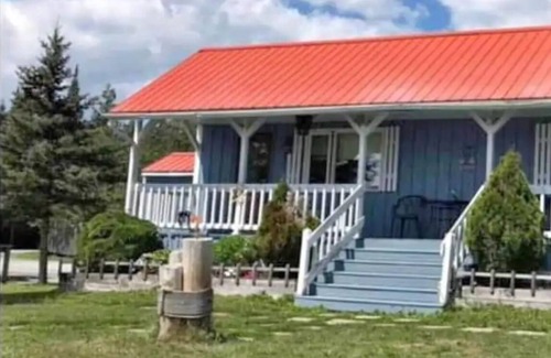 Sinclair Cottage | Newly Remodeled Cottage with Beautiful Lake Front Views
