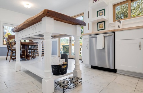 Dundee House | Newly remodeled dog-friendly 2 bedroom wine country home in the heart of Dundee