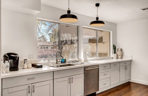 Las Vegas House | Newly Remodeled Home With King Size Bedroom - 3 Miles From The Strip