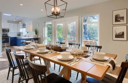 Mariposa House | Newly Remodeled Modern Farmhouse, 3+ Private Acres, Hot Tub, Game Room and More!