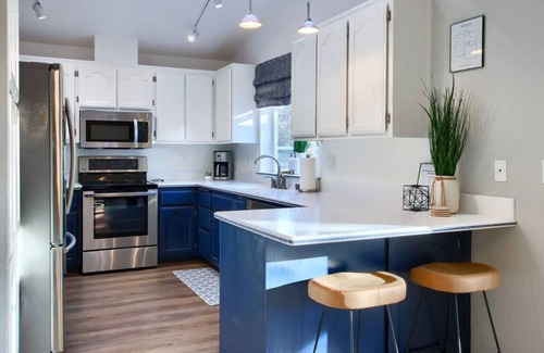 Mariposa House | Newly Remodeled Modern Farmhouse, 3+ Private Acres, Hot Tub, Game Room and More!