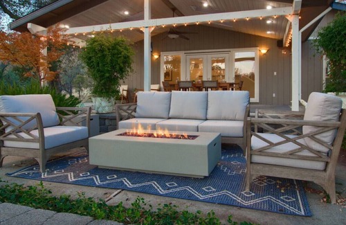 Mariposa House | Newly Remodeled Modern Farmhouse, 3+ Private Acres, Hot Tub, Game Room and More!