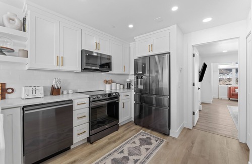 Gorgosa Condo | Newly remodeled, super location, views, walk to transit cen., chef's kitchen