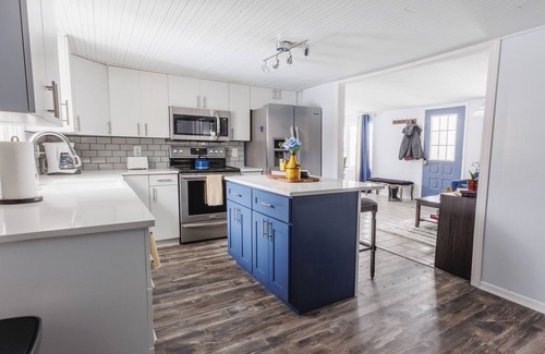 Corcoran House | *NEWLY Remodeled with New Furniture. Quiet living only 10 mins to city action.
