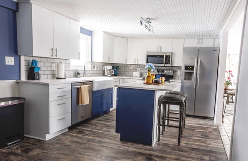 Corcoran House | *NEWLY Remodeled with New Furniture. Quiet living only 10 mins to city action.