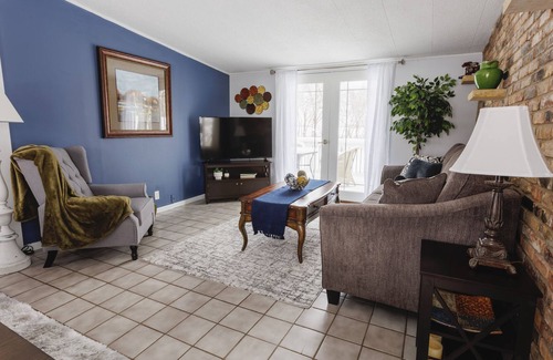 Corcoran House | *NEWLY Remodeled with New Furniture. Quiet living only 10 mins to city action.