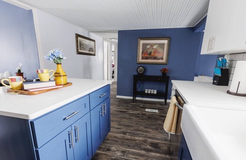 Corcoran House | *NEWLY Remodeled with New Furniture. Quiet living only 10 mins to city action.