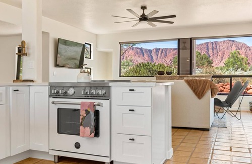 Ivins House | Newly Remolded! Stellar Mountain Views!