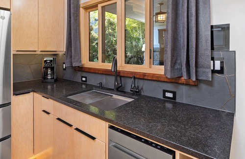 Corvallis Apartment | Newly Renno'd Modern Studio in downtown Corvallis, walk to OSU! by The Tachibana