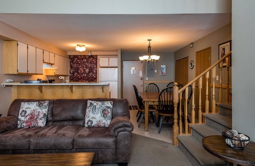 Silver Star Mountain House | Newly renovated condo in Pinnacles - BBQ, hot tub, laundry, ski-in/out from door