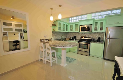 Buenos Aires Condo | Newly Renovated Condo One Block From Beach