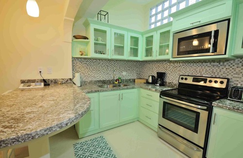 Buenos Aires Condo | Newly Renovated Condo One Block From Beach