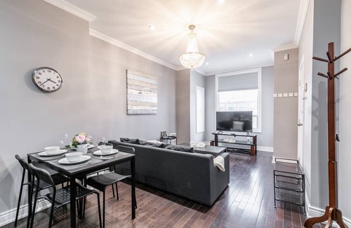 Little Italy Apartment | Newly Renovated - Modern 3BR Apartment - Trinity Bellwoods!