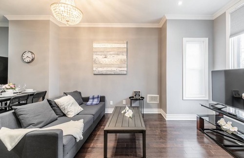 Little Italy Apartment | Newly Renovated - Modern 3BR Apartment - Trinity Bellwoods!