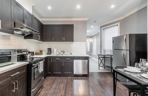Little Italy Apartment | Newly Renovated - Modern 3BR Apartment - Trinity Bellwoods!