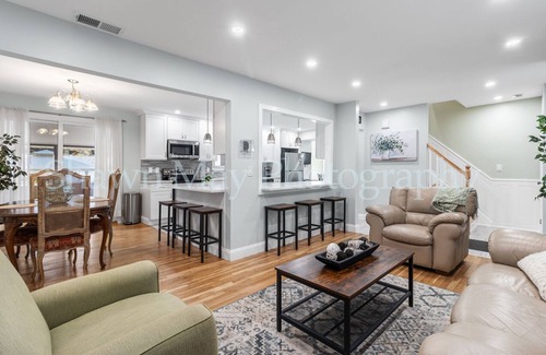Wheatley Heights House | NEWLY RENOVATED MODERN 4BR, 3BTH COLONIAL HOME 2 LEVELS AC Near All, NYC Access