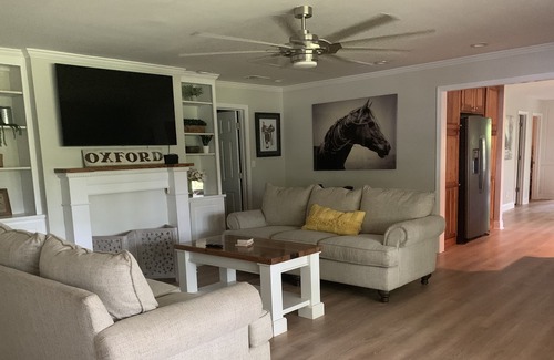 Oxford House | Newly renovated!!12 minutes from the square and stadiums!