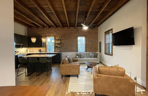 Manheim House | Newly renovated 1800’s one room schoolhouse with modern comforts and a hot tub!