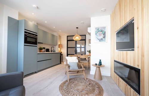 Scheveningen Badplaats Apartment | Newly renovated, 2 bedrooms, fireplace, near the beach