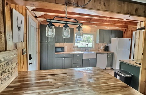 Corinth Cabin | Newly Renovated 2 bedroom + LOFT cabin with WiFi at the Lake!