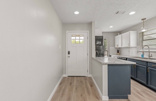 Villa West House | NEWLY Renovated 2b/1b ~ 2 Miles from CAMPUS!