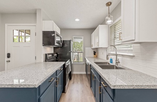 Villa West House | NEWLY Renovated 2b/1b ~ 2 Miles from CAMPUS!