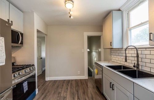 South Euclid House | NEWLY RENOVATED 2BD HOUSE! ONLY 5.5mi from Cleveland Clinic Main Campus