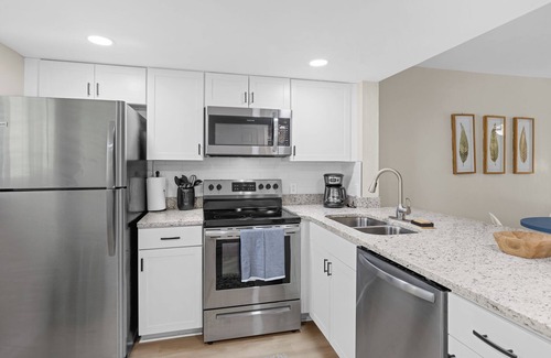 Windsor Forest Condo | Newly Renovated 2bd/2ba Condo * Pool * 30+ day stays