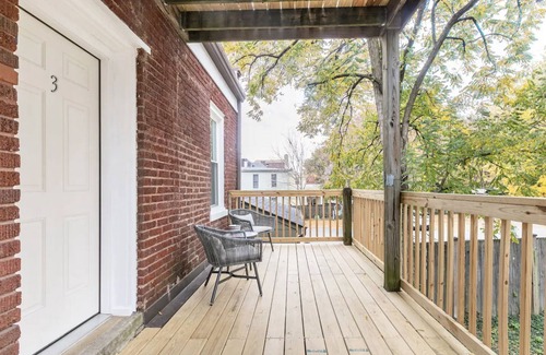Lexington Apartment | Newly Renovated 2BR Apartment w/Free Parking in Downtown