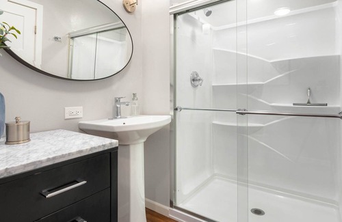The Bowl of Edmonds Apartment | Newly renovated 3 bdrm with view and 10 min walk to beach