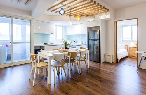 Nangang House | Newly Renovated 3 bedroom apartment 1 minute away from MRT station